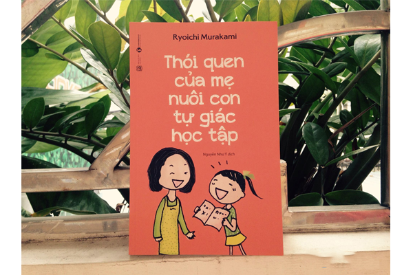 Cuốn sách Thói Quen Của Mẹ Nuôi Con Tự Giác Học Tập của Tác giả Ryoichi Murakami được đúc kết từ kinh nghiệm tư vấn cho hơn 3000 bà mẹ, giúp các mẹ nuôi con trở thành những đứa trẻ say mê học tập, tự lập và sống có ý thức. Qua cuốn sách, Tác giả muốn truyền tải một thông điệp đến các mẹ rằng: “Có những điều chỉ có mẹ mới có thể dạy con, mà không phải trường học hay các lớp dạy thêm”.